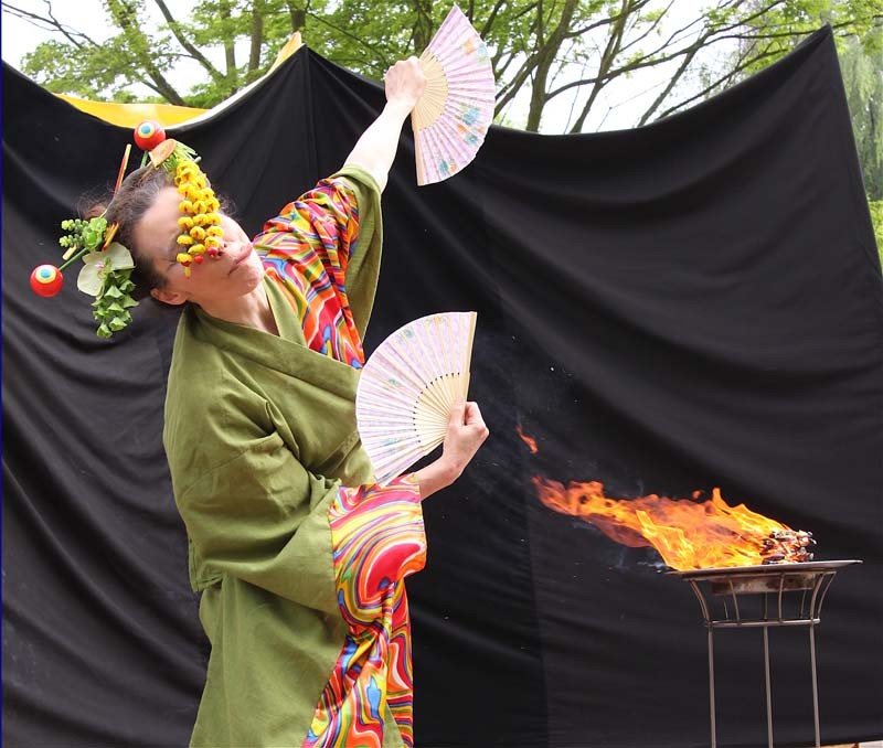 Walking Act Clown-Geisha Pantao, Bad Pyrmont, Fächertanz.