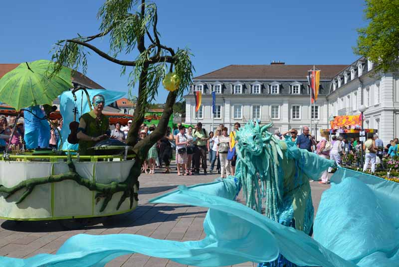 Wasserfrau Maskentanz Musik Walking Act, Straßentheater Festival Zweibrücken