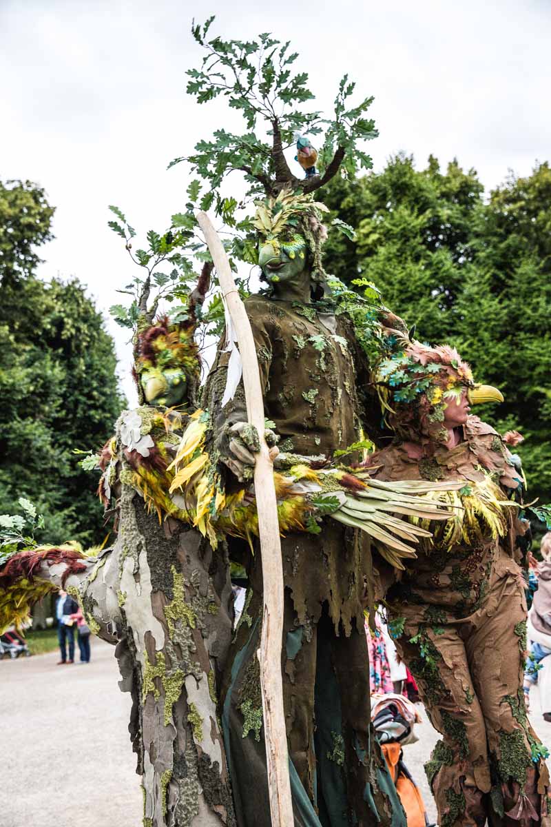 Vogel-Baum Trio, Stelzenläufer, kleines Fest im großen Garten, Hannover.