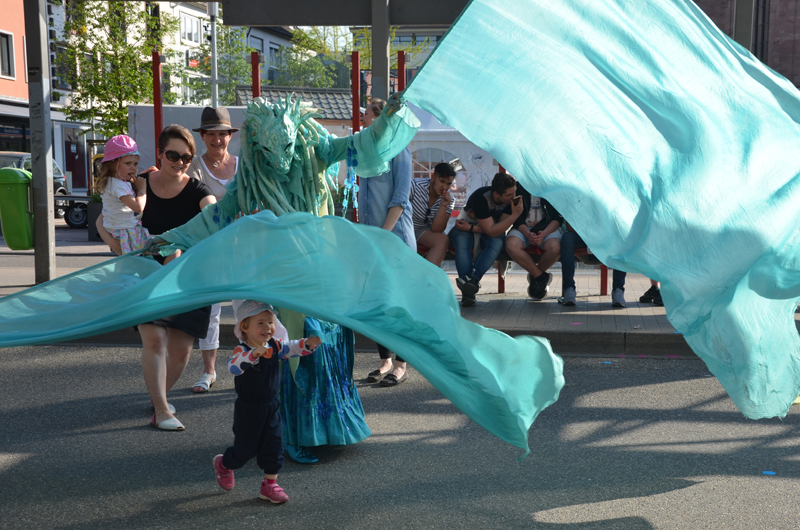 Wasserfrau Wasser Walking Act, Fahnentanz, Kinderbelustigung