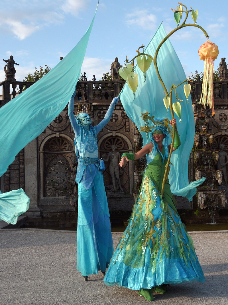 Wasser Fahnentanz Stelzenlauf Walkact