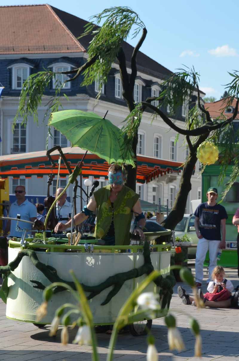 Theaterfestval, Livemusiker mit Musik-Fahrzeug.