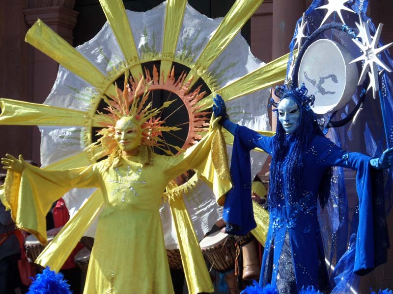 Stelzenläufer Sonne mit Stelzenläufer Mond, Straßentheaterfestival Zweibrücken Pantao