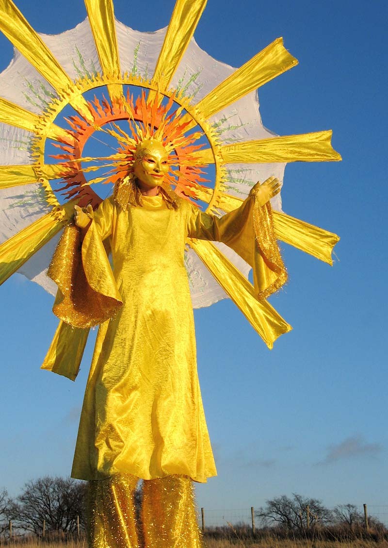 Walkact Sonne, Sonnenfigur auf Stelzen, Sonnenwesen,Pantao