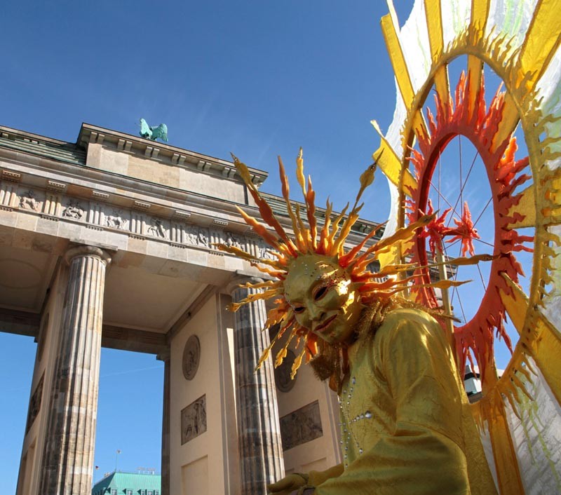 Stelzen Walkact Sonne, Brandenburger Tor Berlin, Pantao