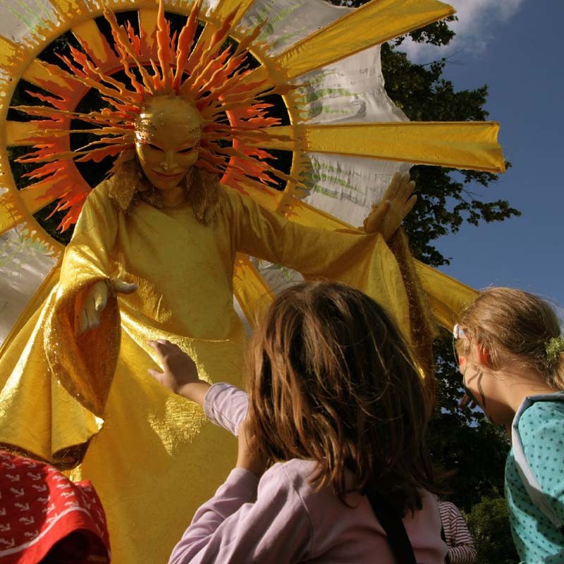 Stelzenläufer Sonne Spiellinie Kiel, Sommerfest, KInderfest