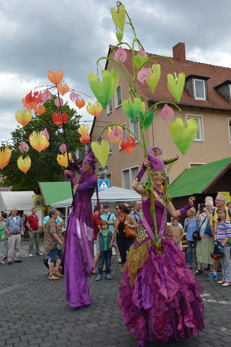 Stelzenläufer mit Lichtkostüm, Lamboyfest in Hanau