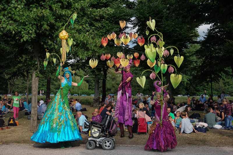 Kleines Fest im großen Garten, Lichtkostüme, Stelzenläufer mit Licht