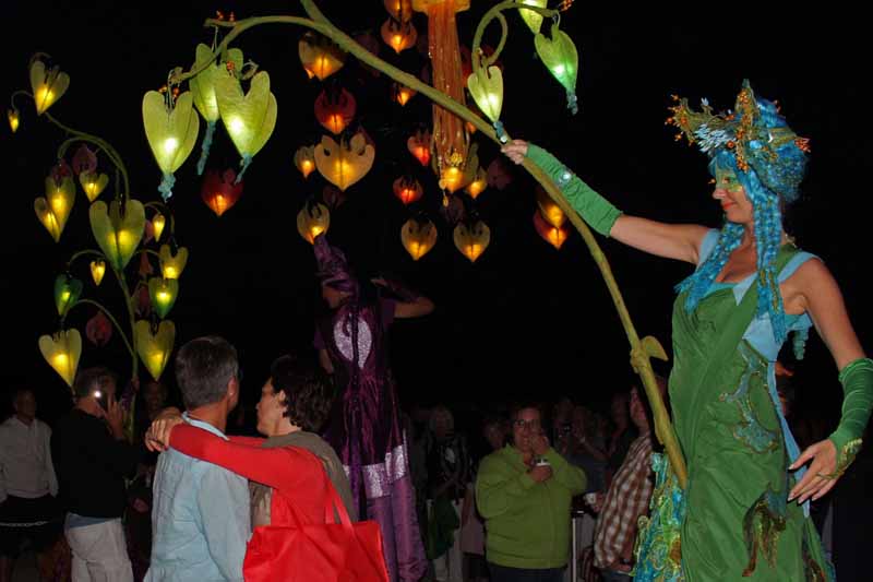 Romantischer Stelzenlauf mit Lichtfee, Sommernachtsfest, Lichterfest