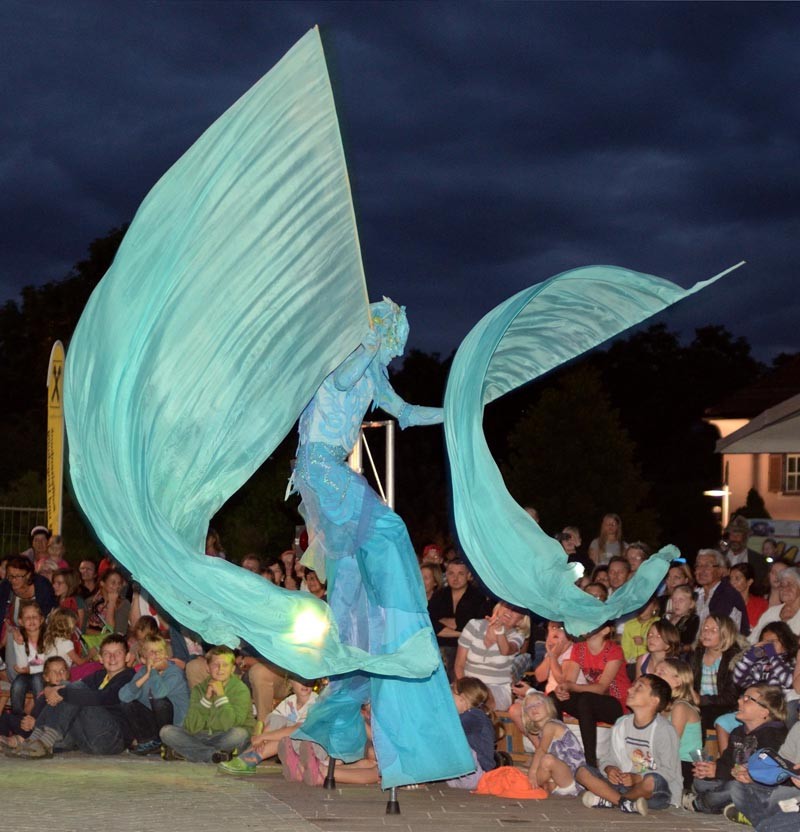 Wassermann Pantao, Märchen-Festival Wattens Österreich, Stelzentanz